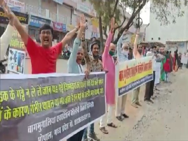 Residents holding a 'laughter protest' in Madhya Pradesh, Bhopal. (Photo/ANI)