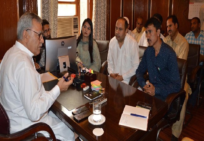 Advisor to Governor in Jammu and Kashmir, Farooq Khan meeting delegations, individuals in Srinagar on Thursday. Image Source: Twitter handle of DIPR-J-K