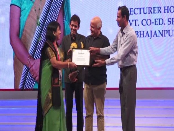 Delhi Deputy CM Manish Sisodia felicitating teachers. (Photo/ANI)