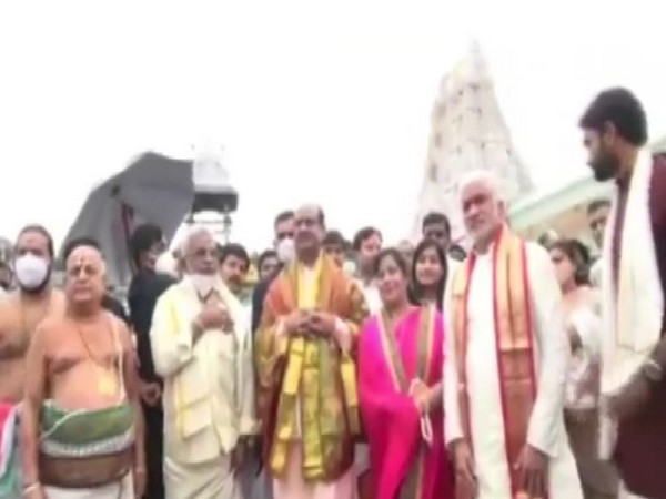 Lok Sabha Speaker Om Birla along with his family members and TTD officials at Tirumala temple (Photo/ANI)