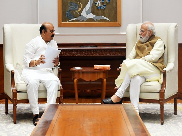 Prime Minister Narendra Modi (right) and Karnataka Chief Minister Basavaraj Bommai (left) (Photo:ANI)