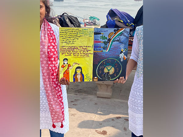 BHU NSS volunteers form human chain in Varanasi (Photo:ANI)