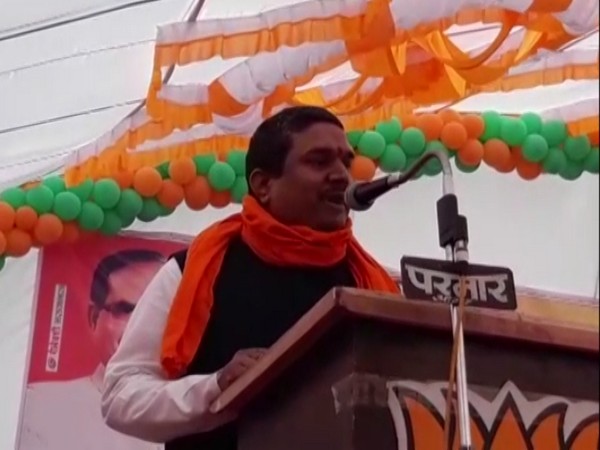 BJP MP Mahendra Singh Solanki addressing a poll rally in Agar Malwa, Madhya Pradesh. 