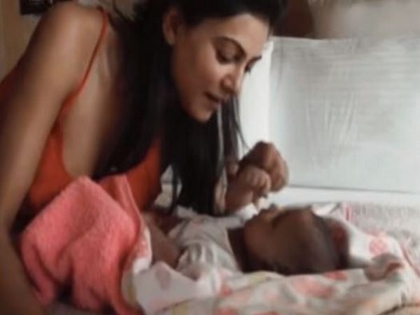 Childhood picture of Alisah with mother Sushmita Sen (Image source: Instagram)