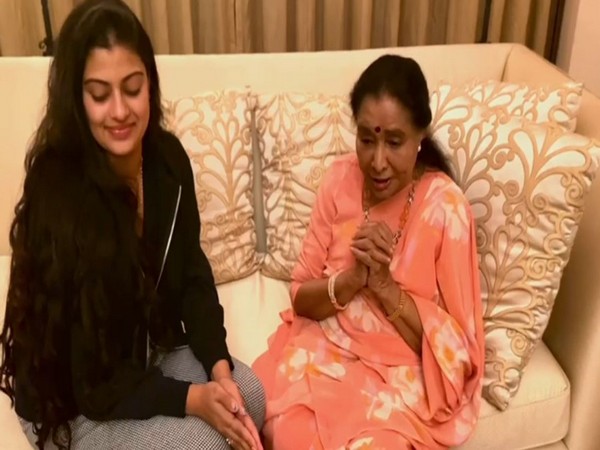 Asha Bhosle and her graddaughter Zanai (Image courtesy: Twitter)