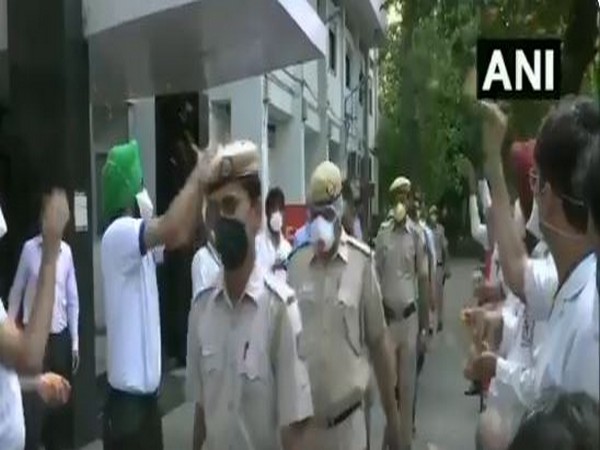 AIIMS doctors showering petals on Delhi Police on Saturday. Photo/ANI