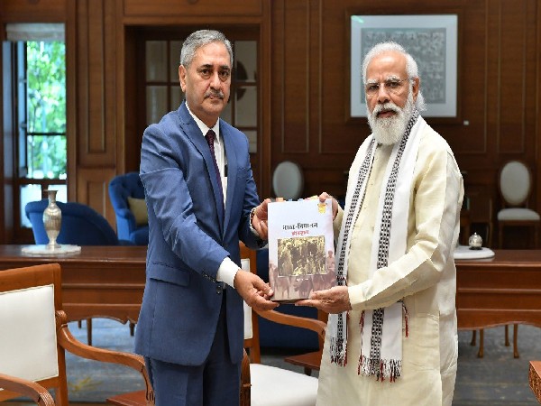 Prime Minister Narendra Modi with author Raghuvendra Tanwar (Photo/Twitter)