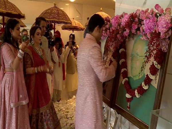 Akash Ambani paying respects to Dhirubhai Ambani and Ravindrabhai Dalal 