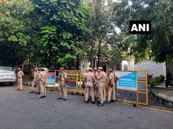Visuals from outside Samajwadi Party president Akhilesh Yadav's residence at Vikramaditya Marg in Lucknow.