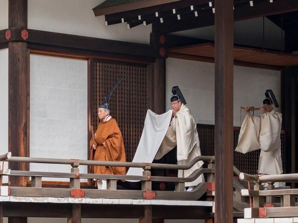 Emperor Akihito undertaking abdication rituals at the Imperial Palace in Tokyo, Japan on Apr 30 (Photo/ Reuters)