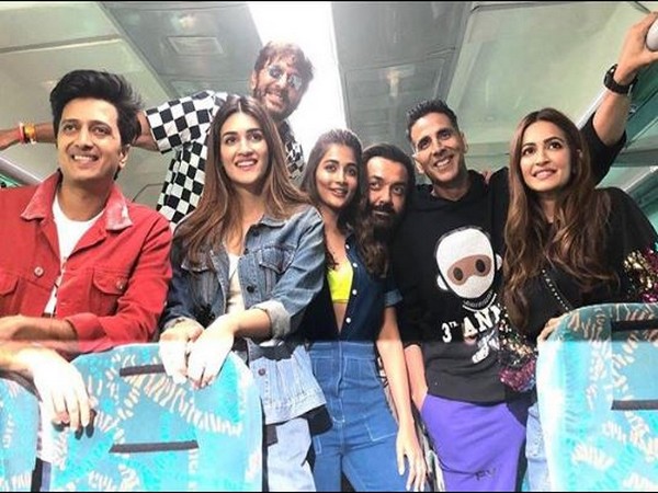 The entire cast of 'Housefull 4' in a train on way to New Delhi from Mumbai. (Image courtesy: Instagram)