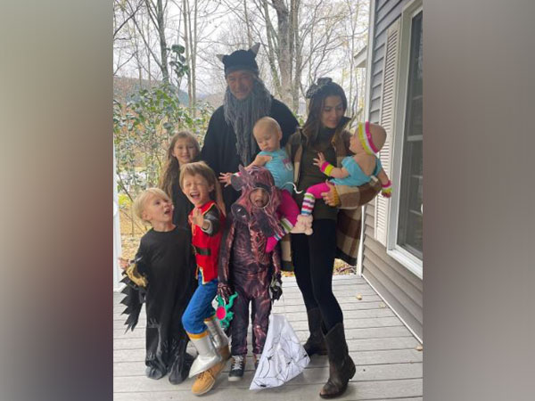 Alec Baldwin and family celebrating Halloween 2021 (Image source: Instagram)