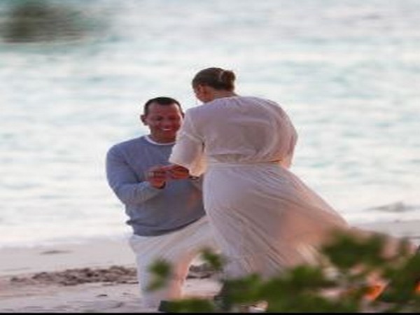 Alex Rodriguez proposing Jennifer Lopez (Image Source: Instagram)