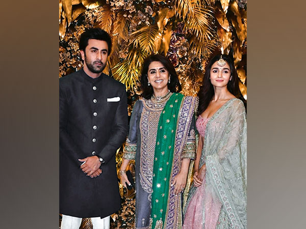 Alia Bhatt with Ranbir Kapoor and Neetu Kapoor (Image source: Twitter)