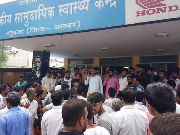 Family members of Rattiram Jatav concluded three-day long protest outside the hospital in Tapukada in Alwar on Sunday. Photo/ANI