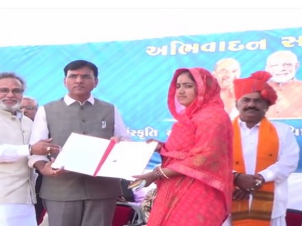 Union Minister Mansukh Mandaviya handing over Indian citizenship certificate to refugees from Pakistan at Kutch on Friday. Photo/ANI