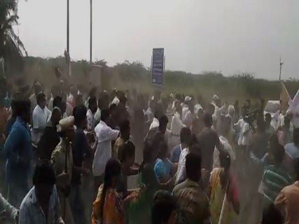  Scuffle breaks out between JSP workers, police in Amaravati capital region on Tuesday