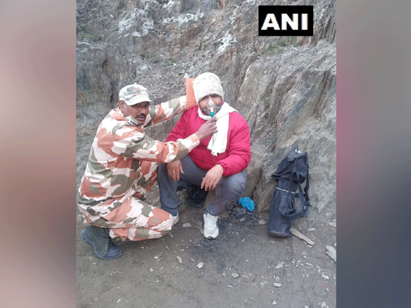 One of the pilgrims en-route to Baltal Axis being administered oxygen by ITBP on Wednesday. (Photo: ANI)