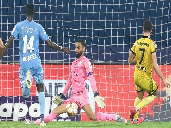 Amrinder Singh makes a save off Joel Chianese in the first half (Image: ISL)