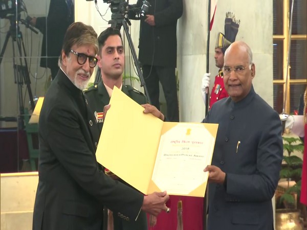Megastar Amitabh Bachchan receiving the prestigious Dada Saheb Phalke award from President Ramnath Kovind at Rashtrapati Bhavan in New Delhi on Sunday. Photo/ANI    