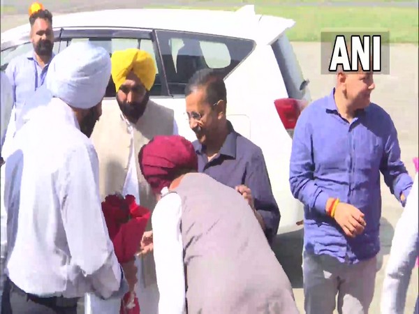 Bhagwant Mann receives Arvind Kejriwal, Manish Sisodia at Amritsar airport (Photo/ANI)