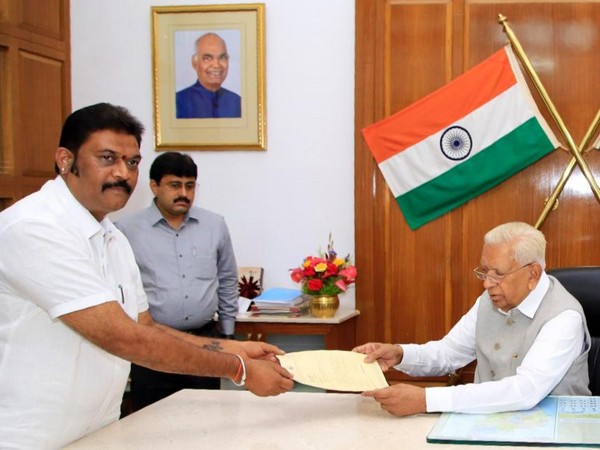 Congress MLA Anand Singh submitting his resignation to Karnataka Governor on Monday. Photo/ANI
