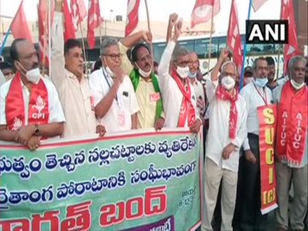 Left parties protest with farmers in Andhra Pradesh on Monday. [Photo/ANI]