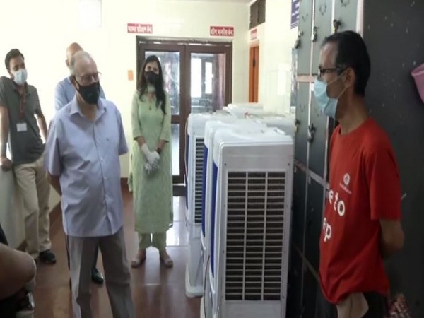 Delhi Lieutenant Governor Anil Baijal at a shelter for migrant workers in New Delhi on Tuesday. Photo/ANI
