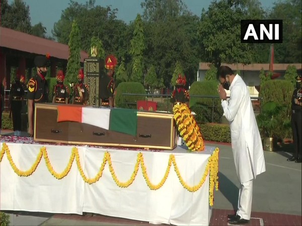 Maharashtra Home Minister Anil Deshmukh paying tribute to Late Naik Satai Bhushan in Nagpur. 