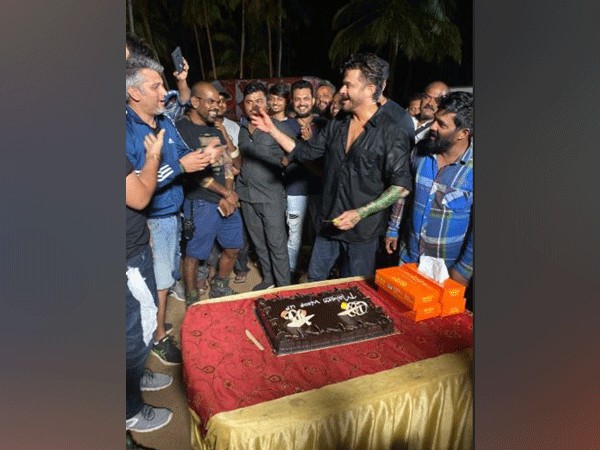 Anil Kapoor wraps 'Malang', Picture courtesy: Twitter