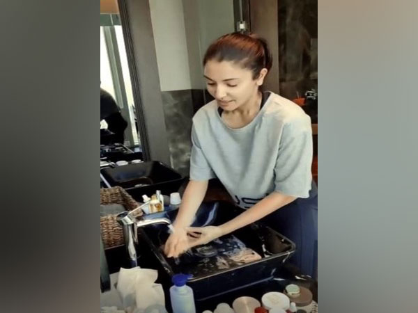 Actor Anushka Sharma taking up the #SafeHands challenge (Image courtesy: Instagram)