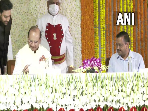 Vinai Kumar Saxena takes oath as Delhi's lieutenant governor in the presence of Delhi CM Arvind Kejriwal (Photo/ANI)