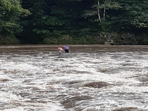 2 stranded women in Siyom River in West Siang District of Arunachal Pradesh. [Source: Eastern Command, Indian Army/ Twitter ]
