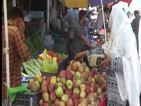 Apple market in Jammu and Kashmir's Poonch. Photo/ANI