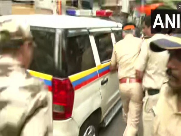 visuals of Mumbai Police officials reaching MP Rana's residence(Photo/ANI)