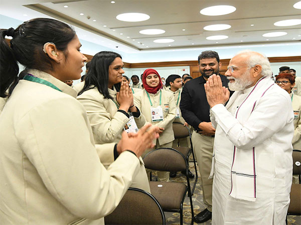 PM Modi with Indian Deaflympics contingent (Photo: PM Modi/Twitter)