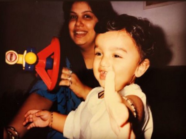 Arjun Kapoor's childhood picture with Mona Shourie Kapoor (Image source: Instagram)