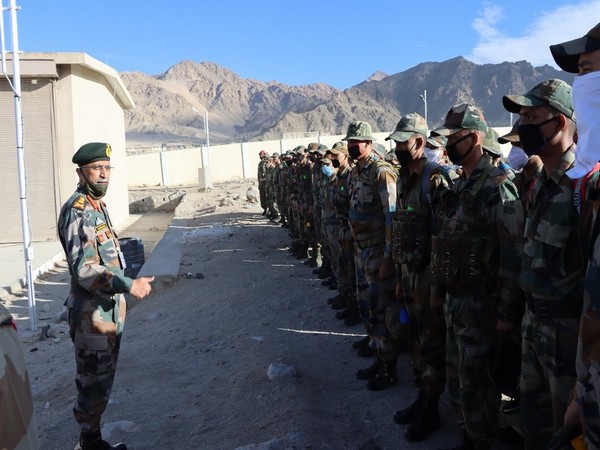 Army Chief MM Naravane with jawans during his visit to Leh