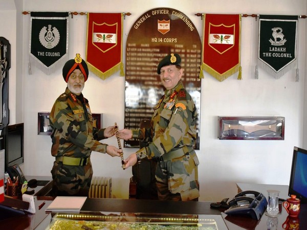 Lt Gen YK Joshi handing the command of 'Fire and Fury of Corps' to Lt Gen Harinder Singh in Srinagar on Thursday. Photo/ANI