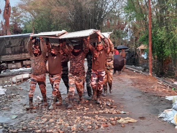 Indian Army personnel help place material on the plinth. (Photo/OIL)