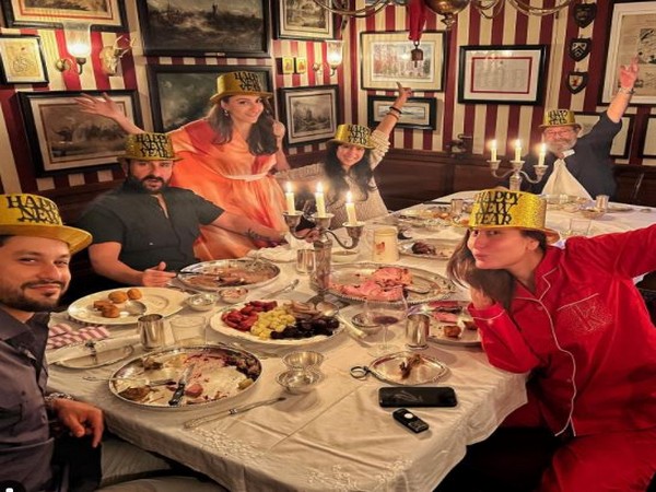 Kareena Kapoor, Saif Ali Khan, Soha Ali Khan, Kunal Kemmu, Kunal Kapoor, Shaira Kapoor posing for the family dinner (Image source: Instagram) 