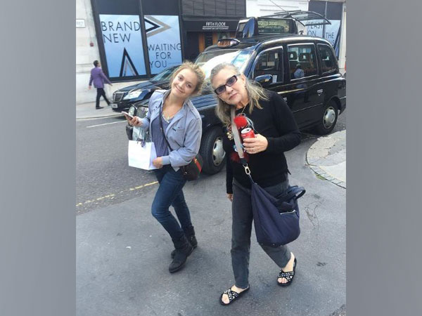  Billie Lourd and Carrie Fisher (Image courtesy: Instagram)