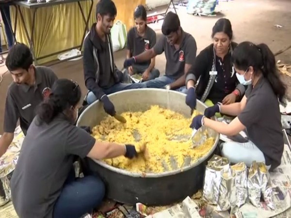 Employees of the company cooking food for poor in Hyderabad (Photo/ANI)