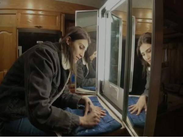 Vaani Kapoor writing birthday message for Akshay Kumar 