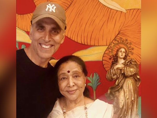 Akshay Kumar and Asha Bhosle, Image courtesy: Instagram