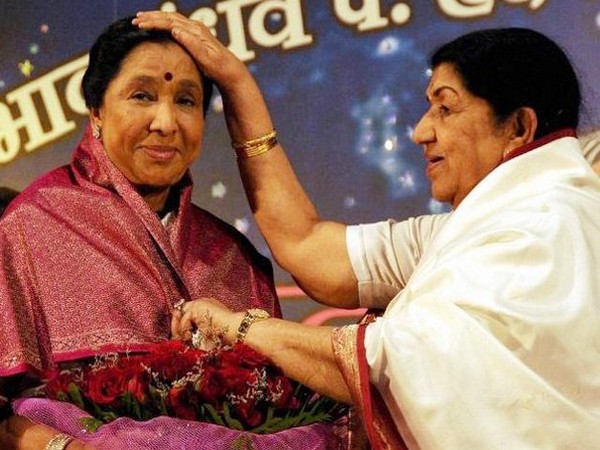 Asha Bhosle and late Lata Mangeshkar (Image source: Twitter)
