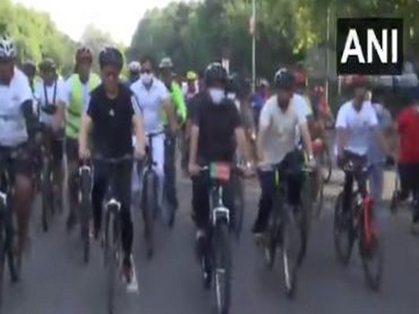 Union Ministers riding a cycle in Delhi (Photo/ANI)