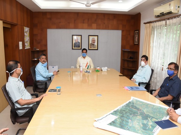 Assam Chief Minister Sarbananda Sonowal in a meeting with senior officials. (Image courtesy: Twitter)