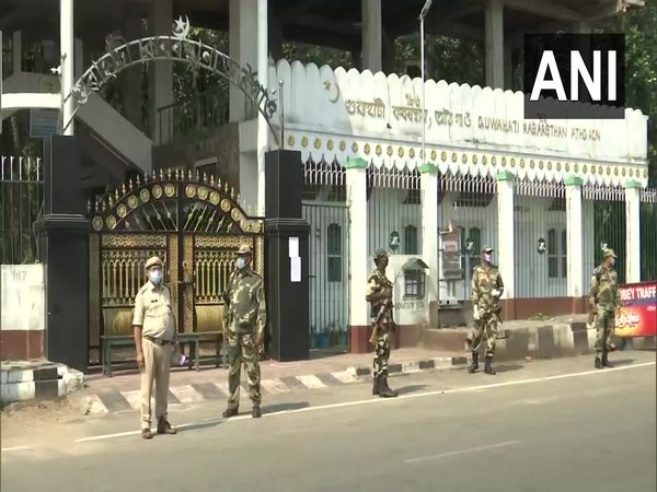    Security personnel have been stationed outside Athgaon Kabarsthan and Spanish Garden complex in Guwahati amid lockdown. Photo/ ANI