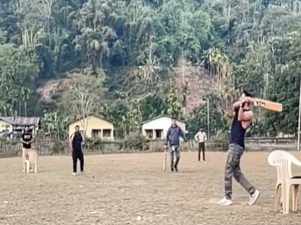 Ayushmann Khurrana playing cricket in between shoot (Image Source: Instagram)